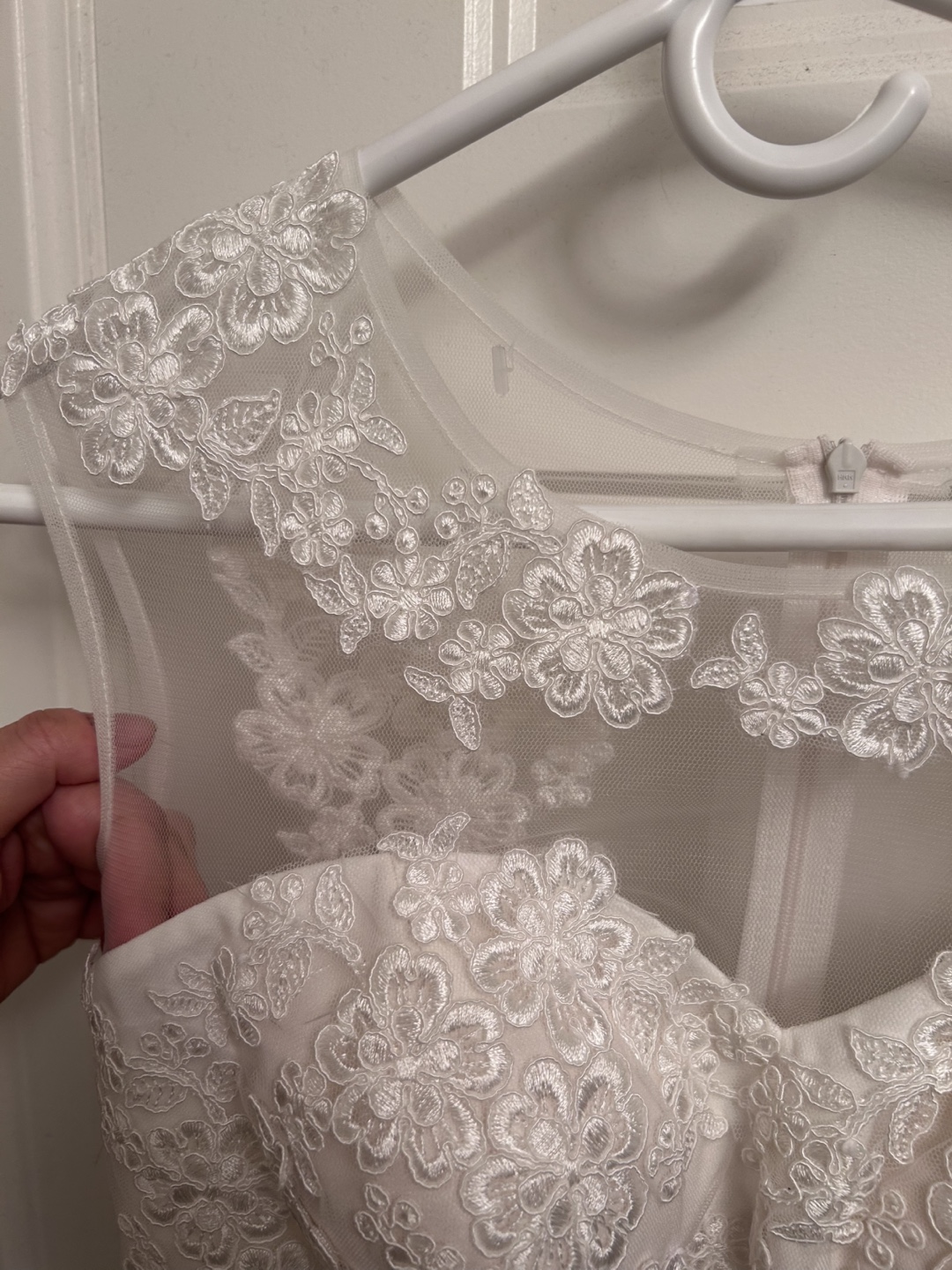 Elegant White Floor-Length Gown with Lace Detail - photo 3