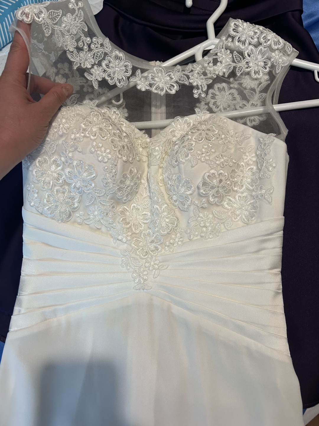 Elegant White Floor-Length Gown with Lace Detail - photo 5