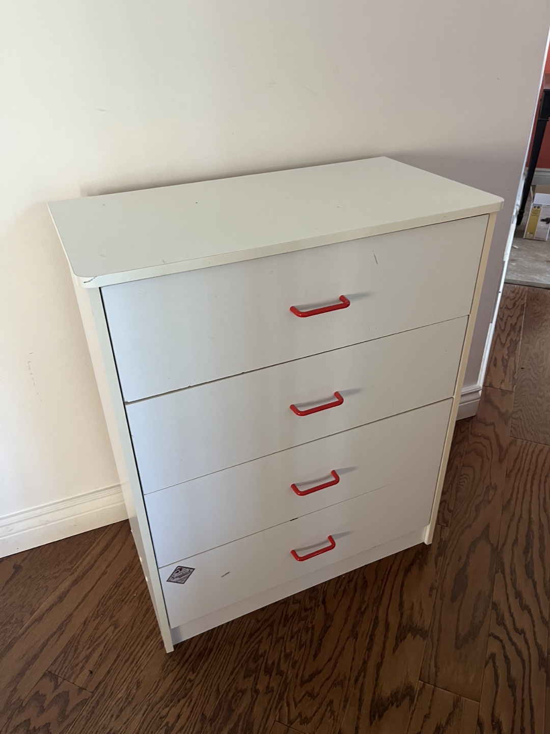 White four-drawer dresser with red handles - photo 2