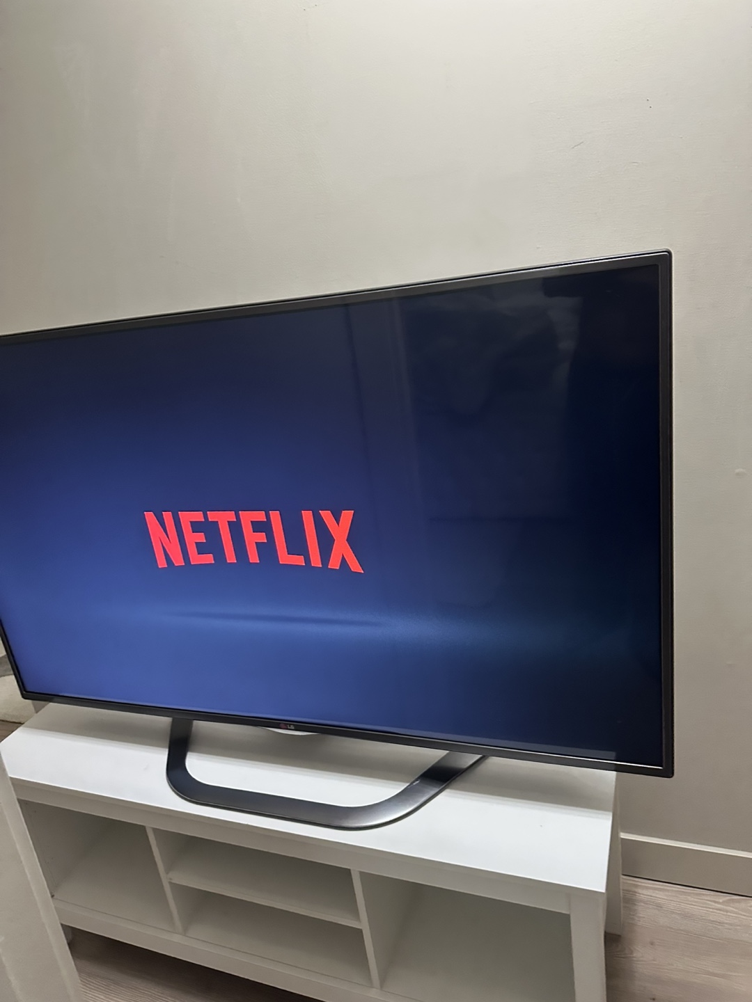 55-inch LG 3D Smart TV in excellent condition with magic remote - photo 2