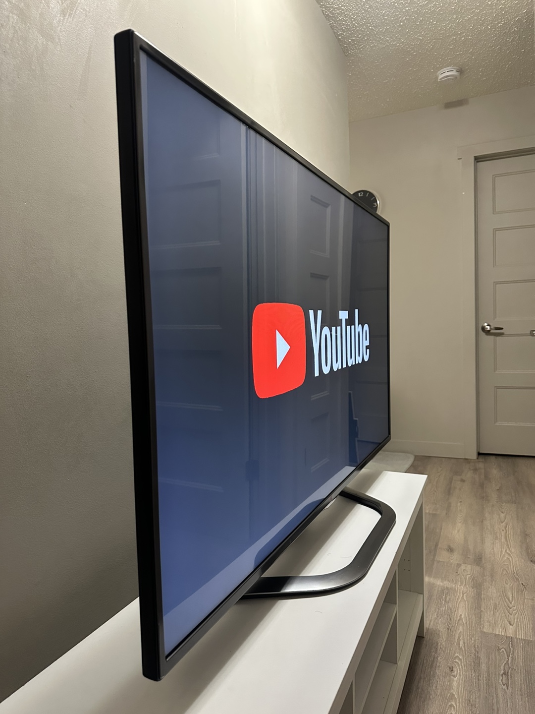 55-inch LG 3D Smart TV in excellent condition with magic remote - photo 3