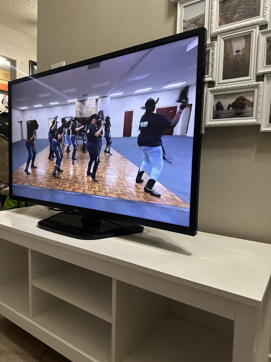 43″ LG Smart TV – Excellent Condition - photo 2