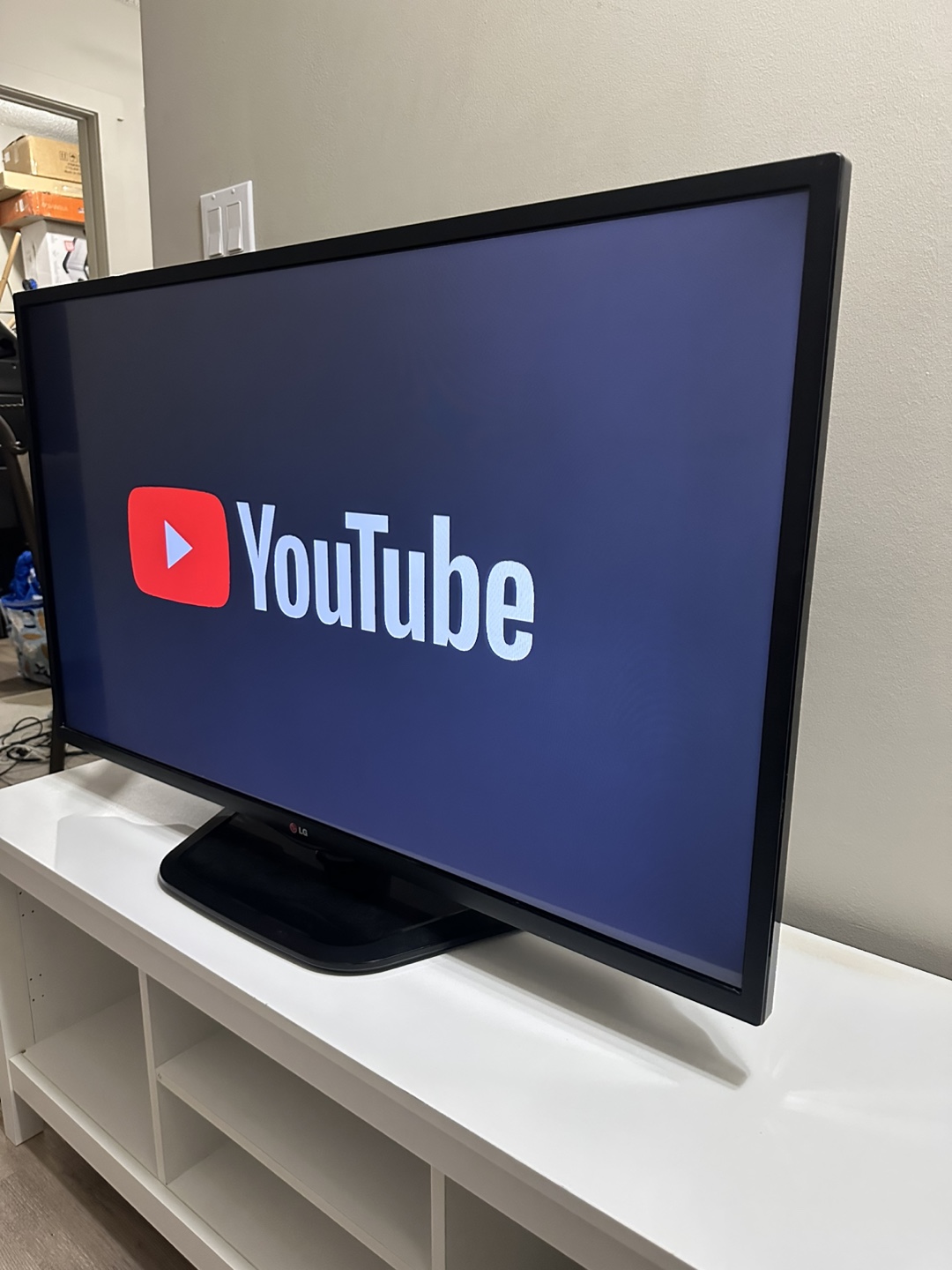 43″ LG Smart TV – Excellent Condition - photo 4