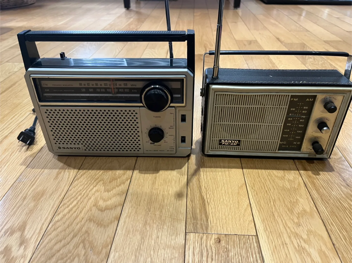 Vintage Sanyo Radios - 2 Pack thumbnail