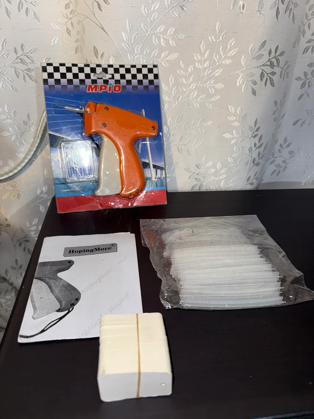 Clothing Tagging Gun Kit with Tags and Pins thumbnail