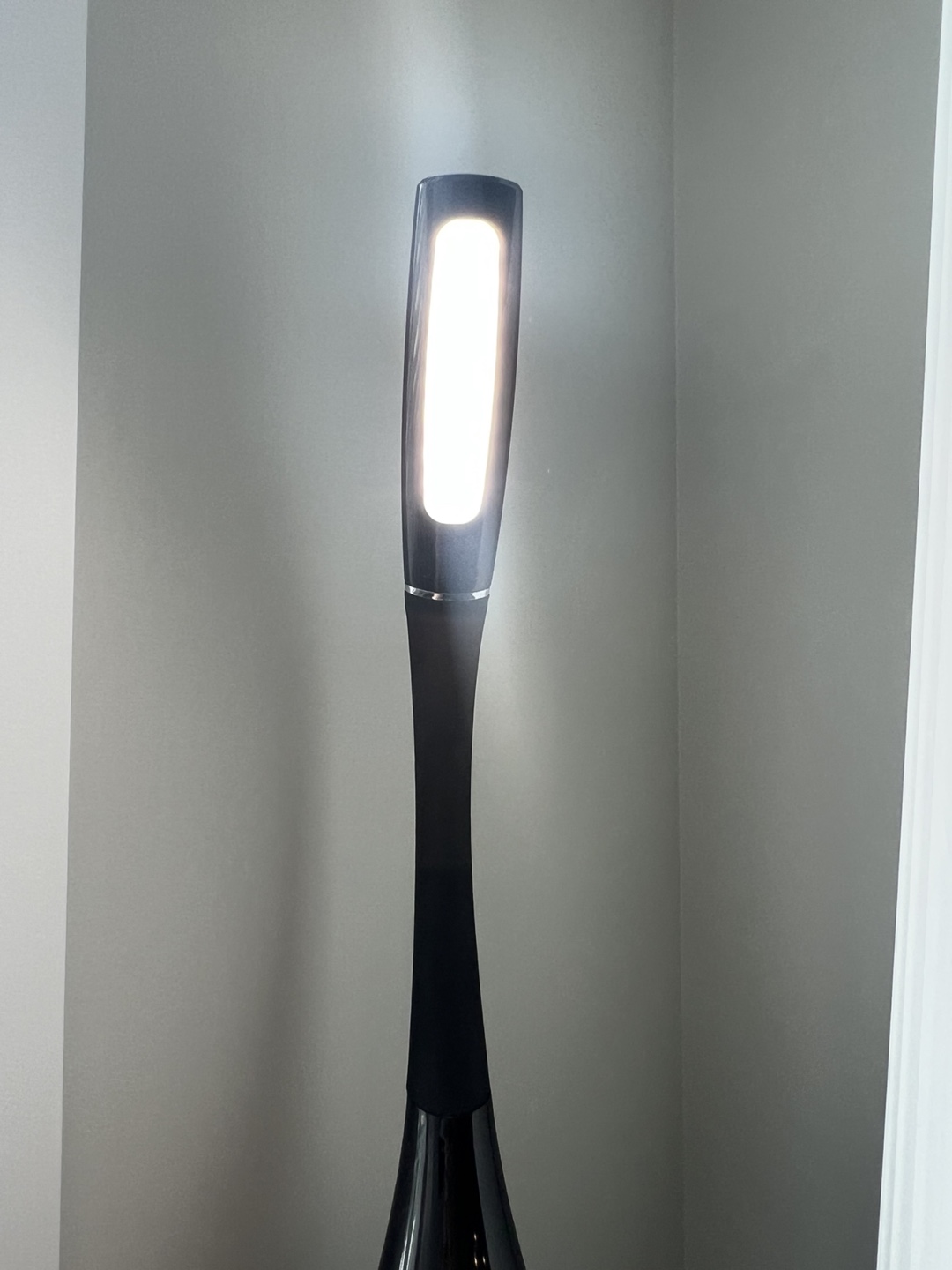 OttLite Swerve LED Desk Lamp with USB Charging - photo 5