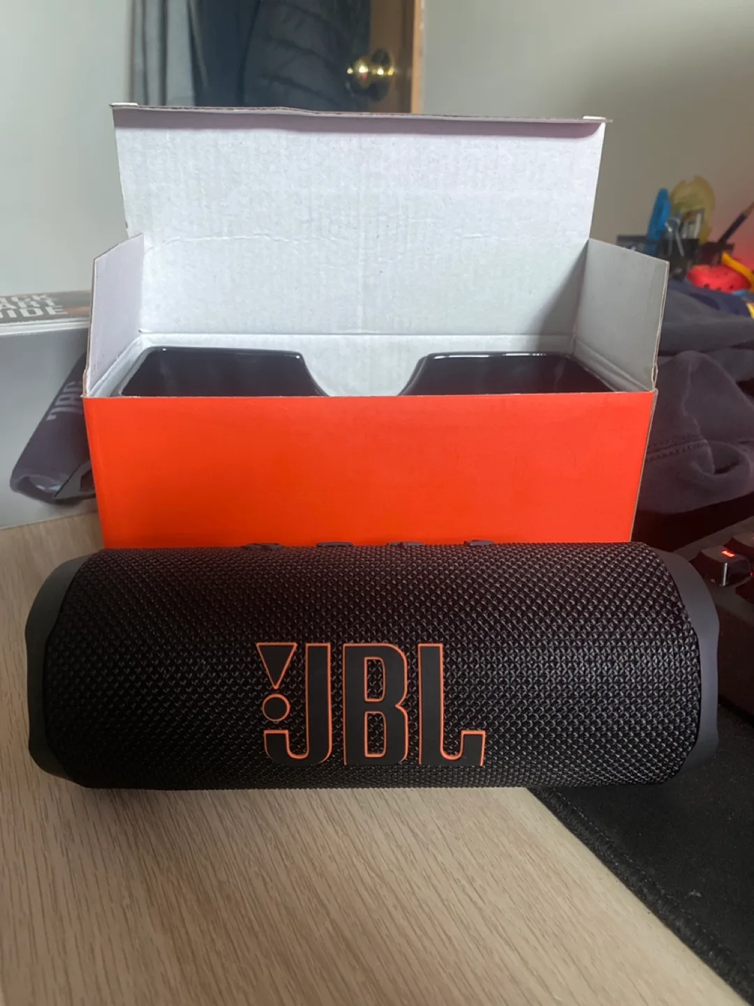 JBL Flip 6 Portable Bluetooth Speaker - Black image indicator(2)