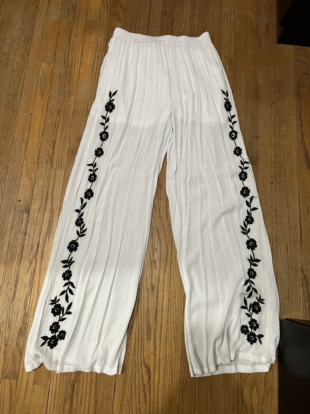 🏒 White embroidered wide-leg pants