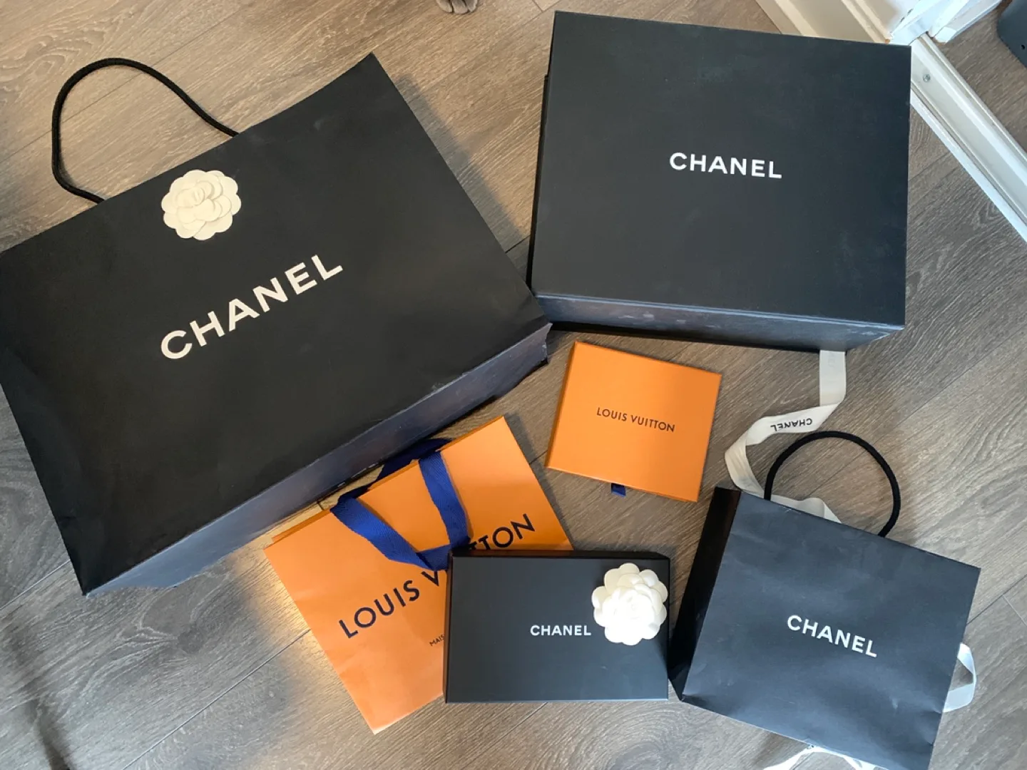 Luxury Brand Shopping Bags and Boxes thumbnail
