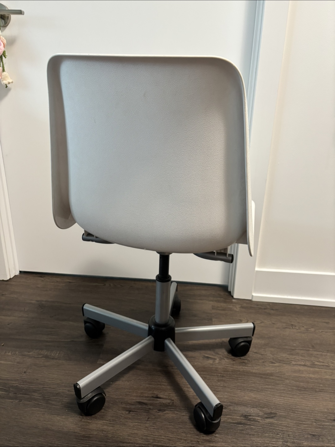 White plastic office chair with wheels - photo 2