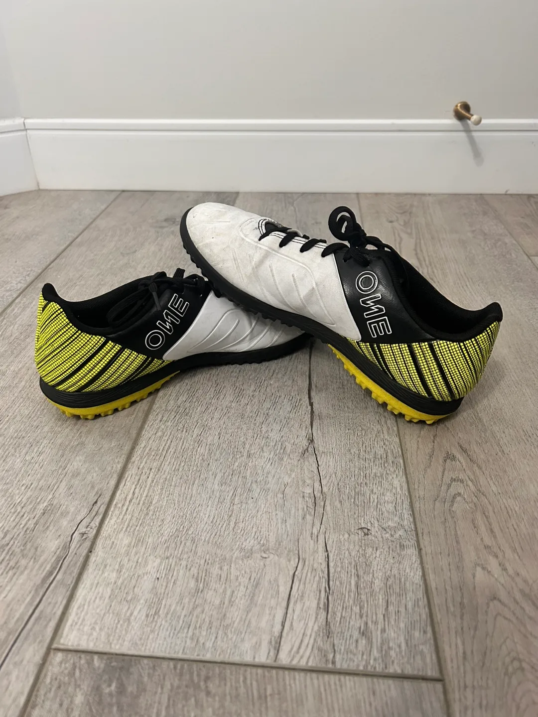 ONE women’s  Size 7 Soccer Cleats thumbnail