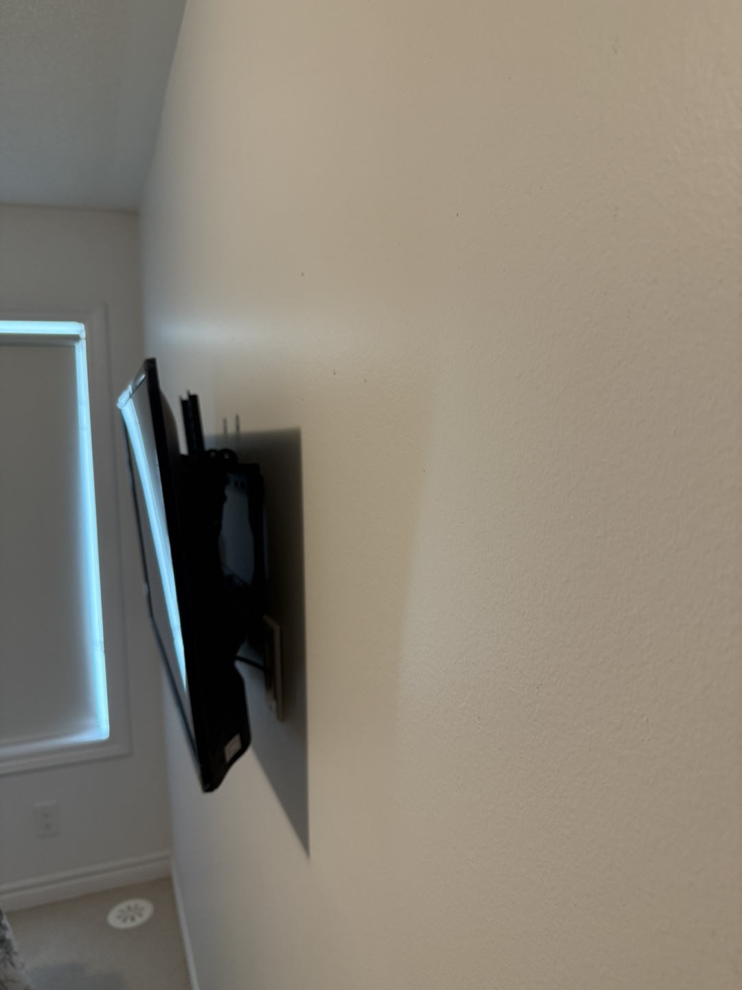 32” Hisense Roku 4K Smart TV - photo 4