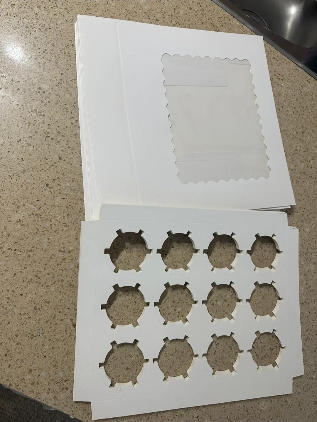 10 x 12-Cupcake Cardboard Carrier Boxes with Inserts thumbnail