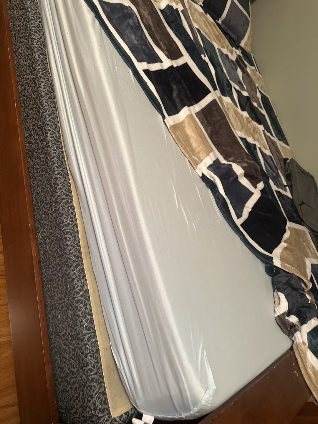Queen Size Wooden Bed Frame - photo 3