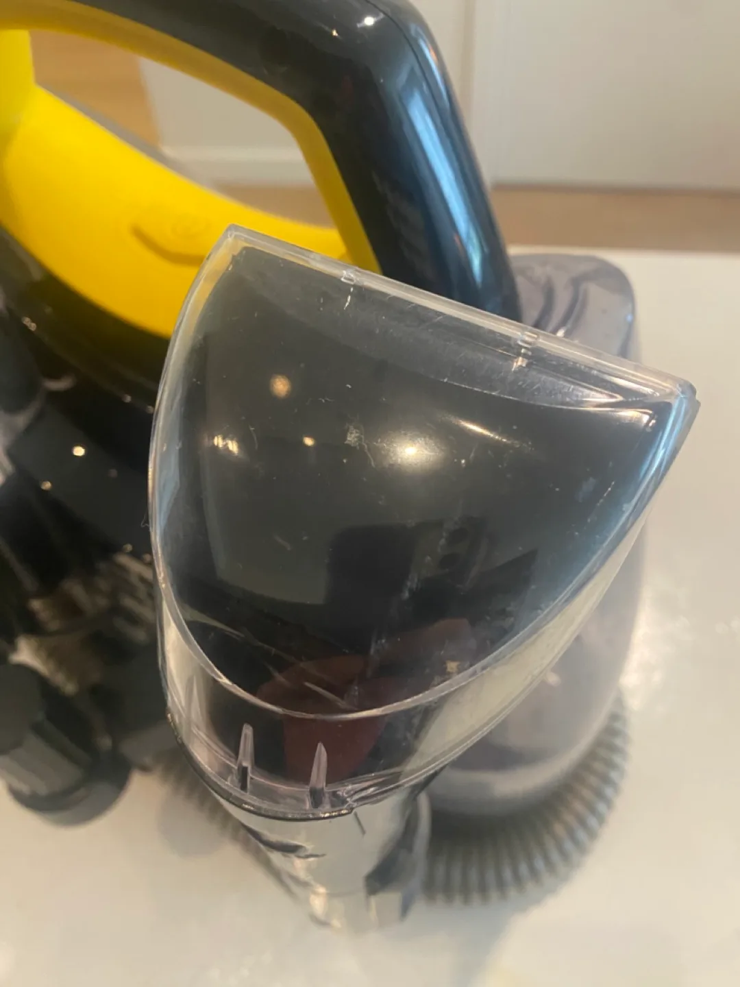 Bissell SpotClean ProHeat Portable Carpet Cleaner image indicator(6)