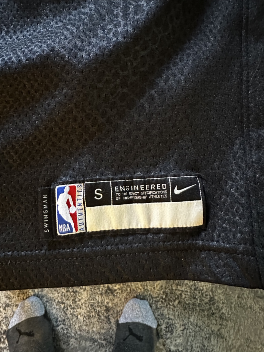 LA Lakers Labron James jersey (kids size small) - photo 3