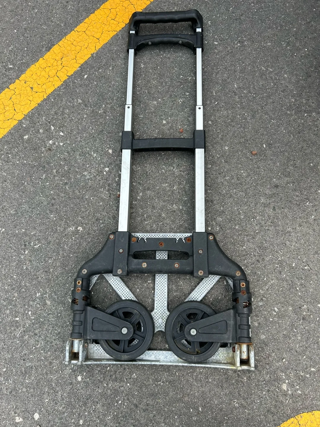 Foldable hand truck thumbnail