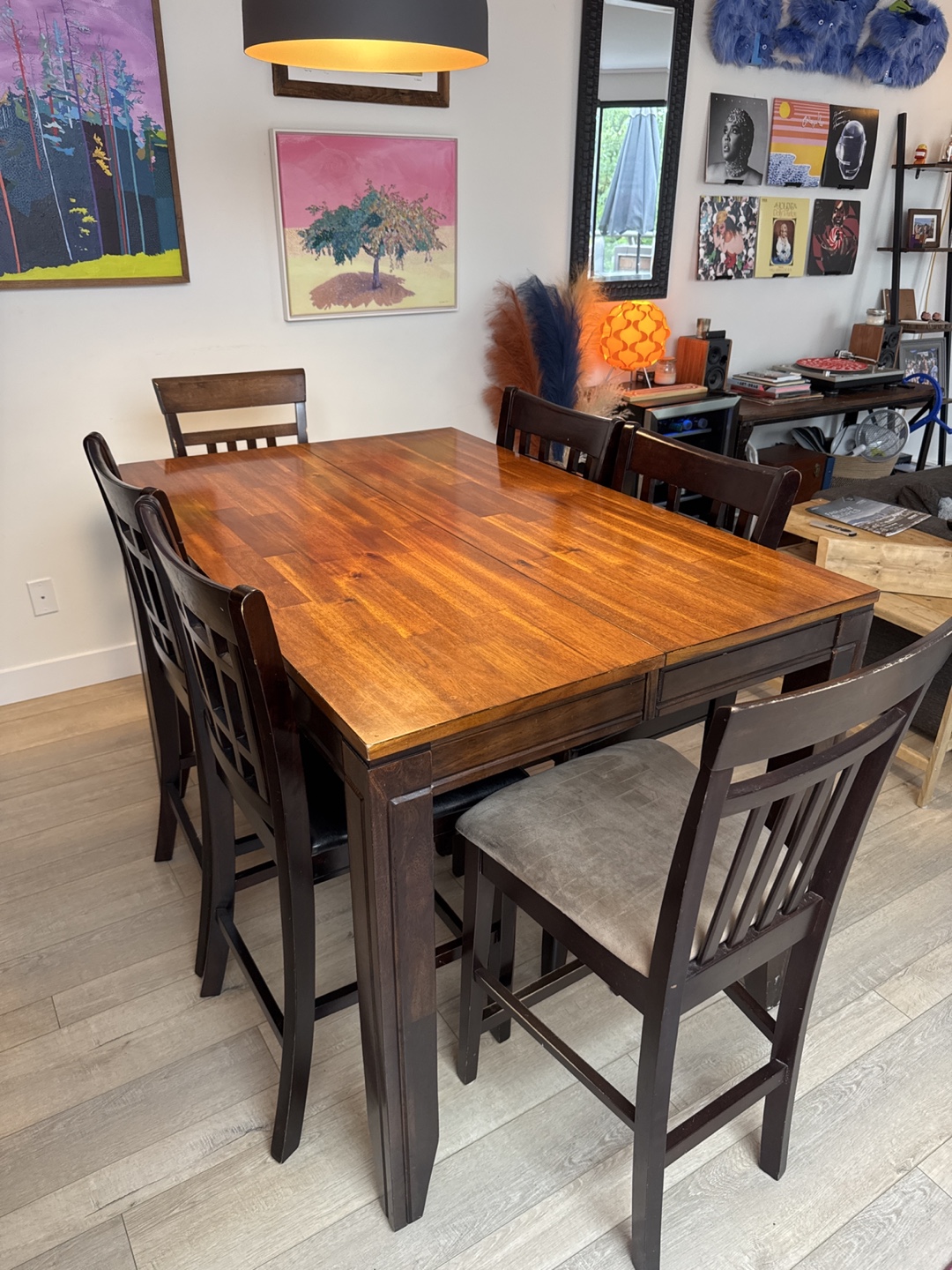 Expandable dining table with 6 chairs