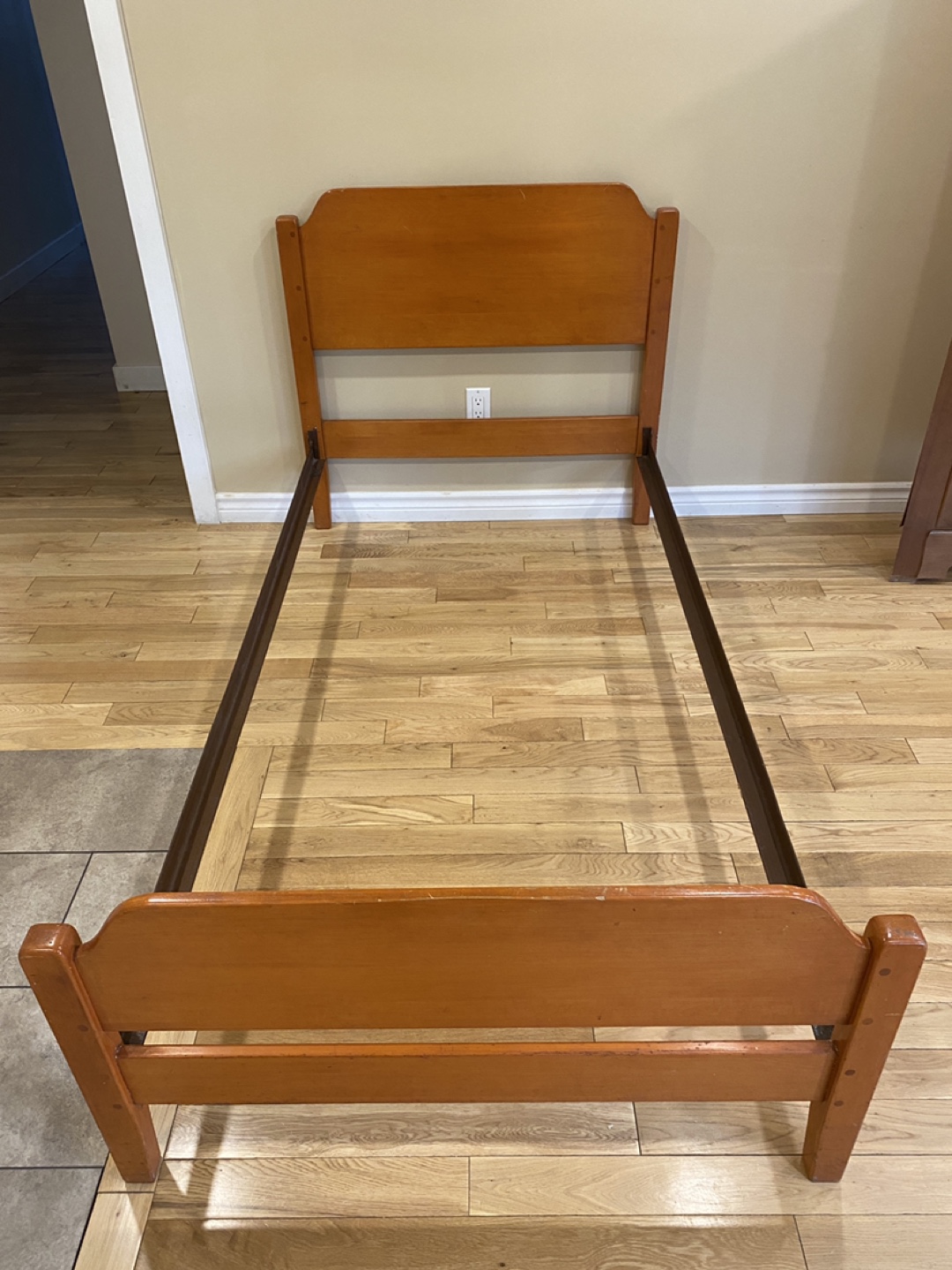 Beautiful Twin Size Solid Wood Bed (CAN DELIVER) - photo 4
