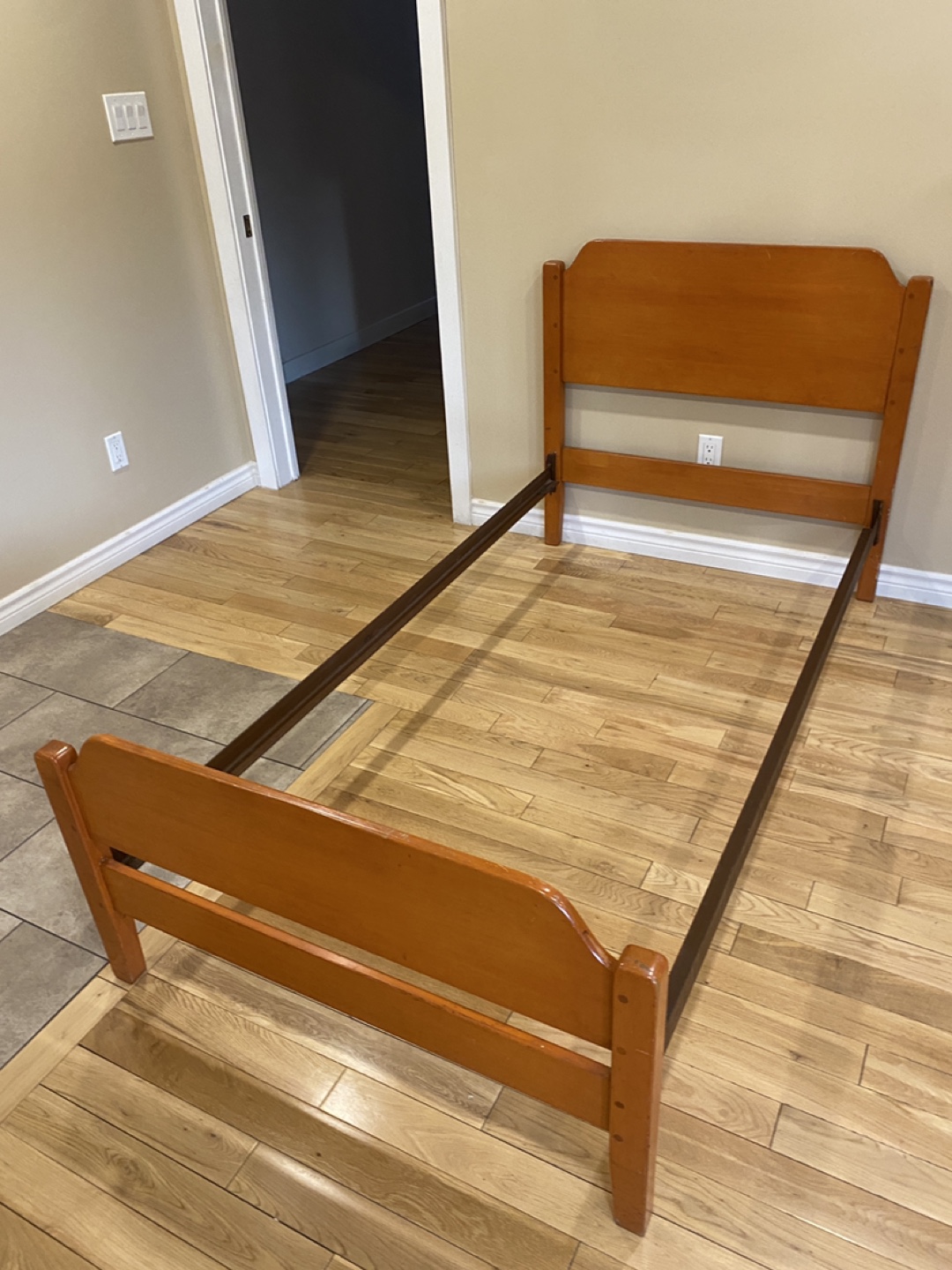 Beautiful Twin Size Solid Wood Bed (CAN DELIVER)