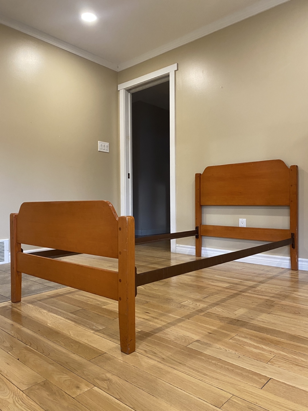 Beautiful Twin Size Solid Wood Bed (CAN DELIVER) - photo 2