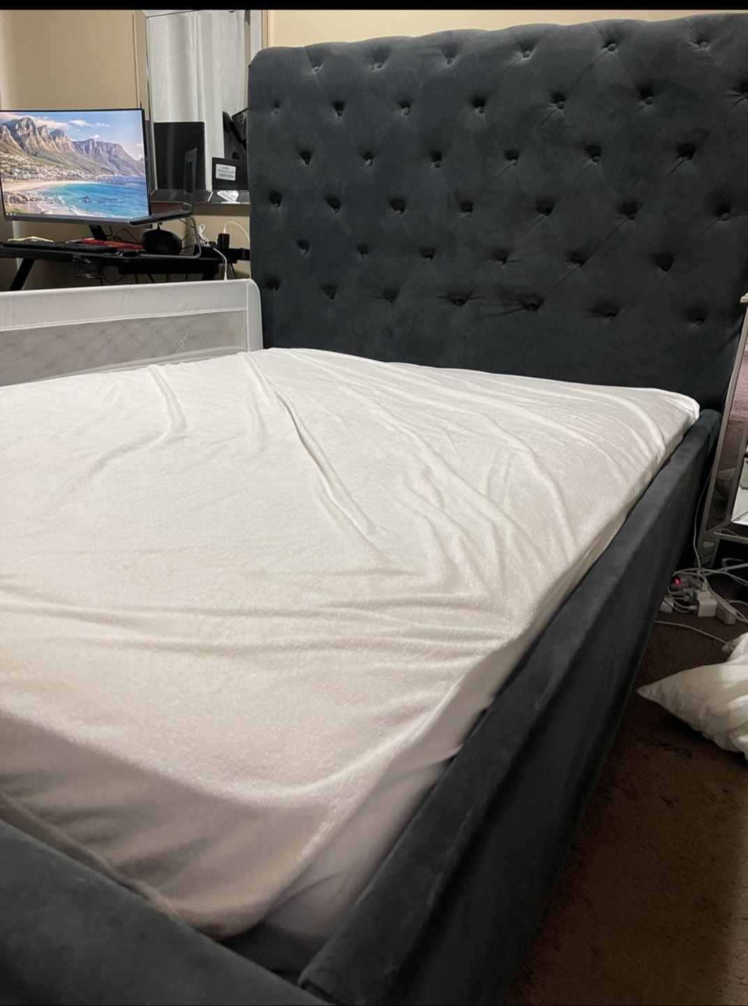 Queen-size upholstered bed frame - photo 2