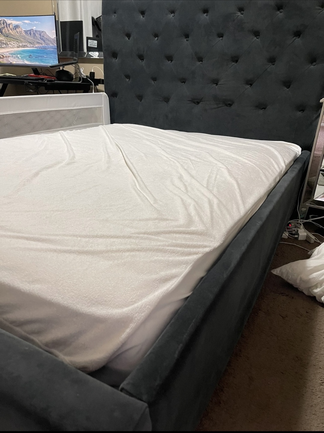 Queen-size upholstered bed frame - photo 3