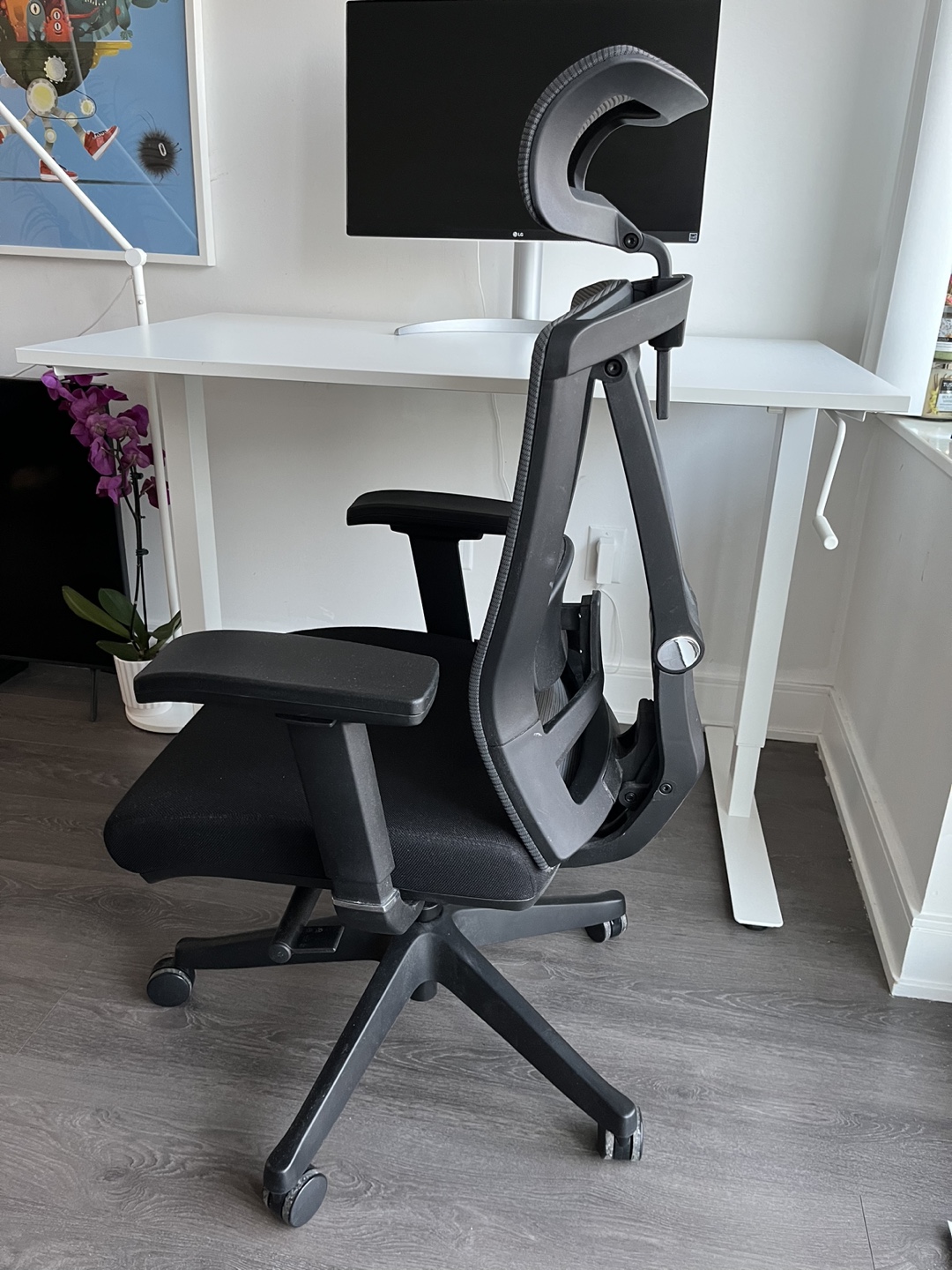Autonomous Ergonomic Office Chair with Headrest
