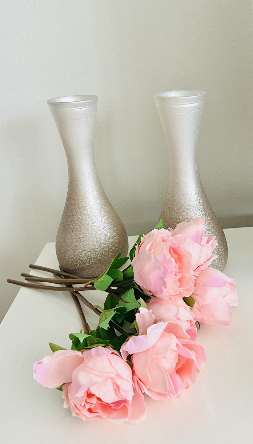 A Pair of Tabletop Glass Vases– With or without Artificial Roses - photo 3
