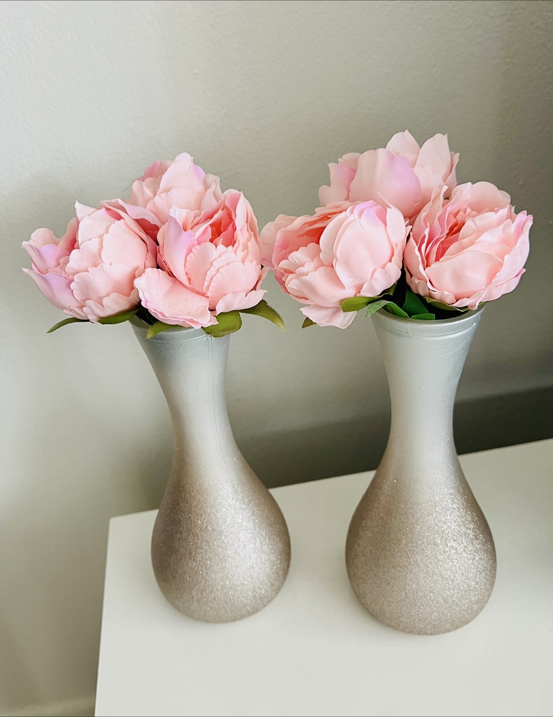A Pair of Tabletop Glass Vases– With or without Artificial Roses - photo 2