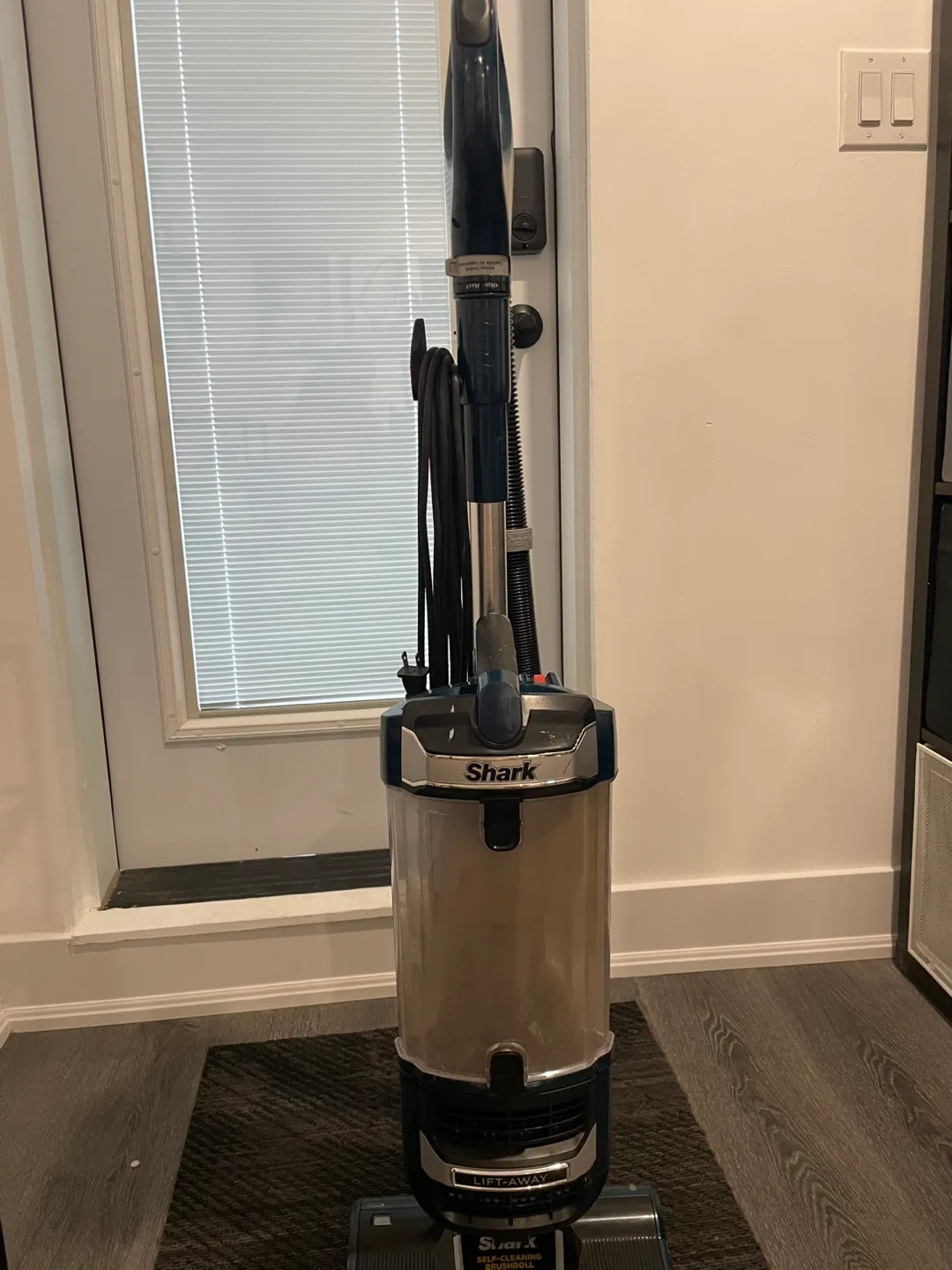Shark Lift-Away Upright Vacuum Cleaner thumbnail