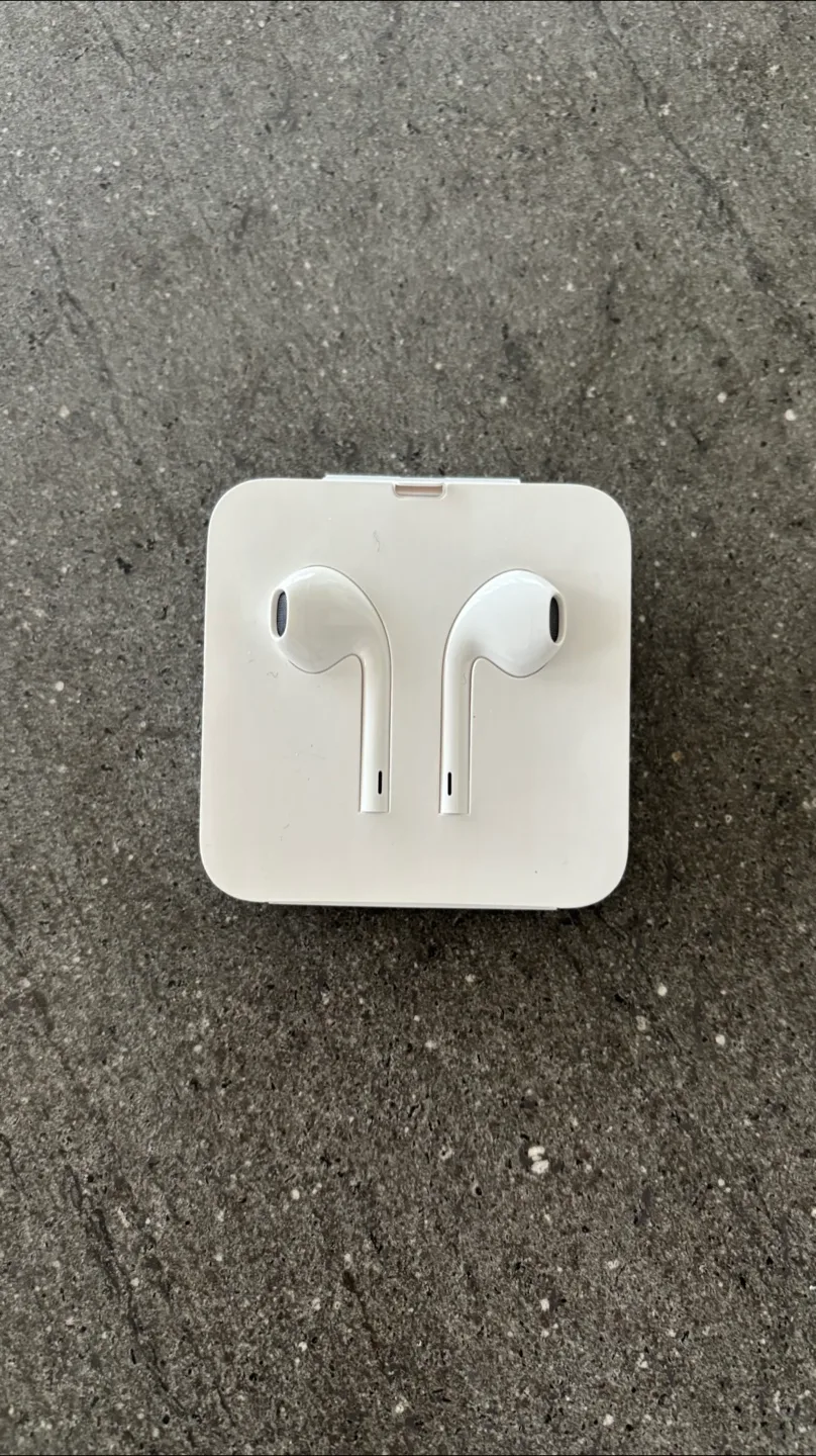 Apple Earpods with Lightning Connector thumbnail