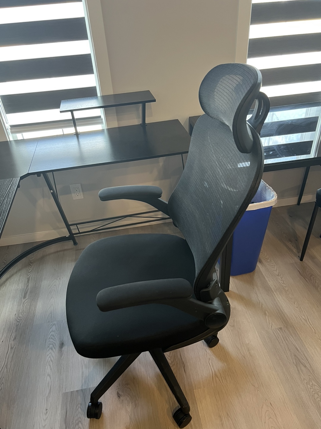 Ergonomic Mesh Office Chair with Headrest - photo 2