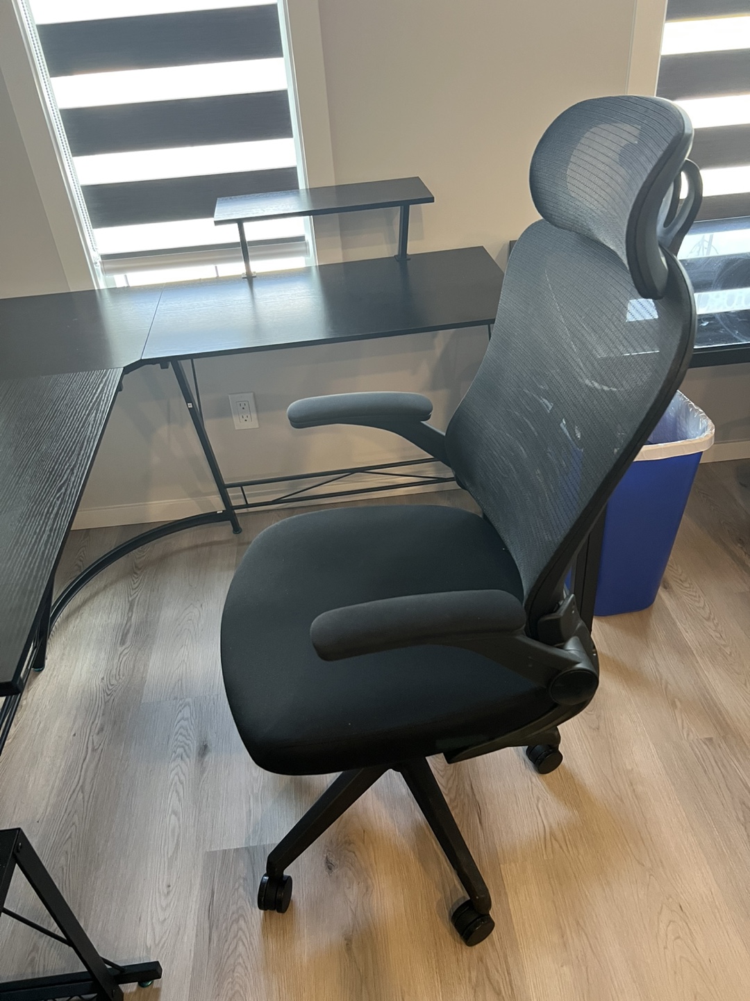 Ergonomic Mesh Office Chair with Headrest - photo 3