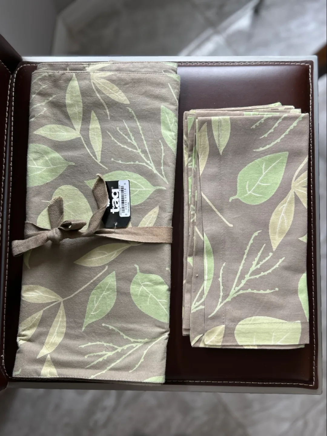 tag Table Runner and Napkins Set -  Leaf Design thumbnail