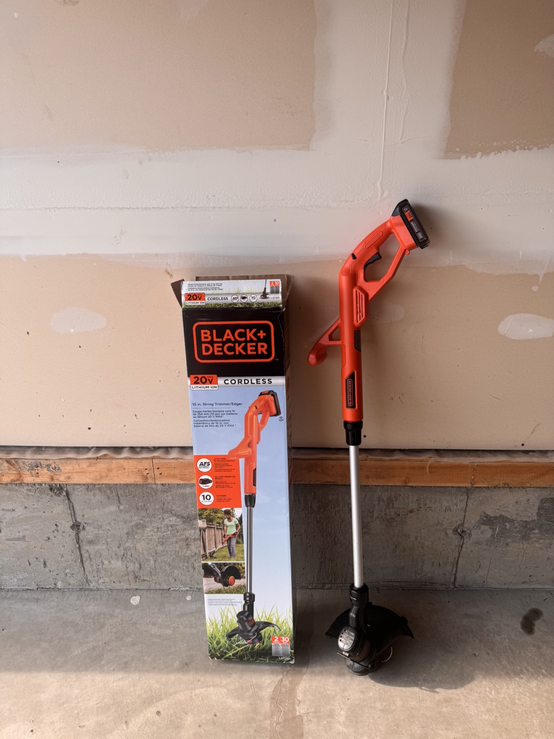 Black+Decker 20V Cordless 10-in String Trimmer/Edger