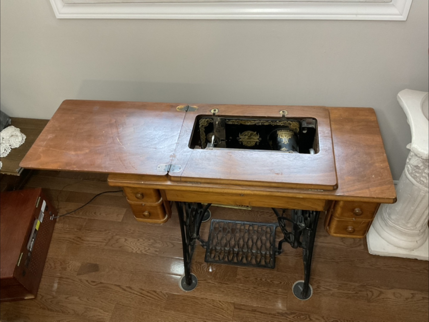 Antique Singer Sewing Machine with Wooden Cabinet - photo 3