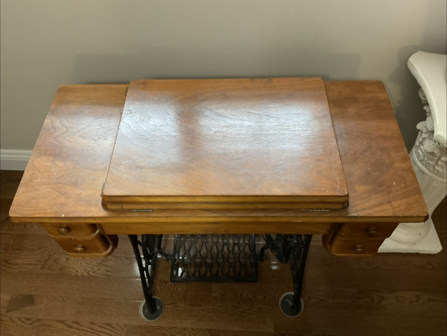 Antique Singer Sewing Machine with Wooden Cabinet - photo 2