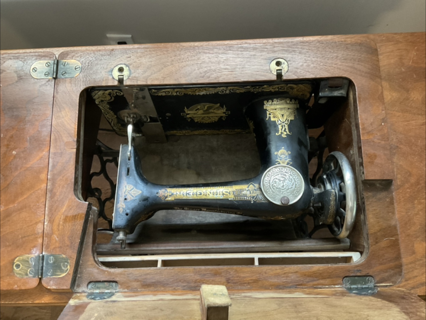 Antique Singer Sewing Machine with Wooden Cabinet - photo 4