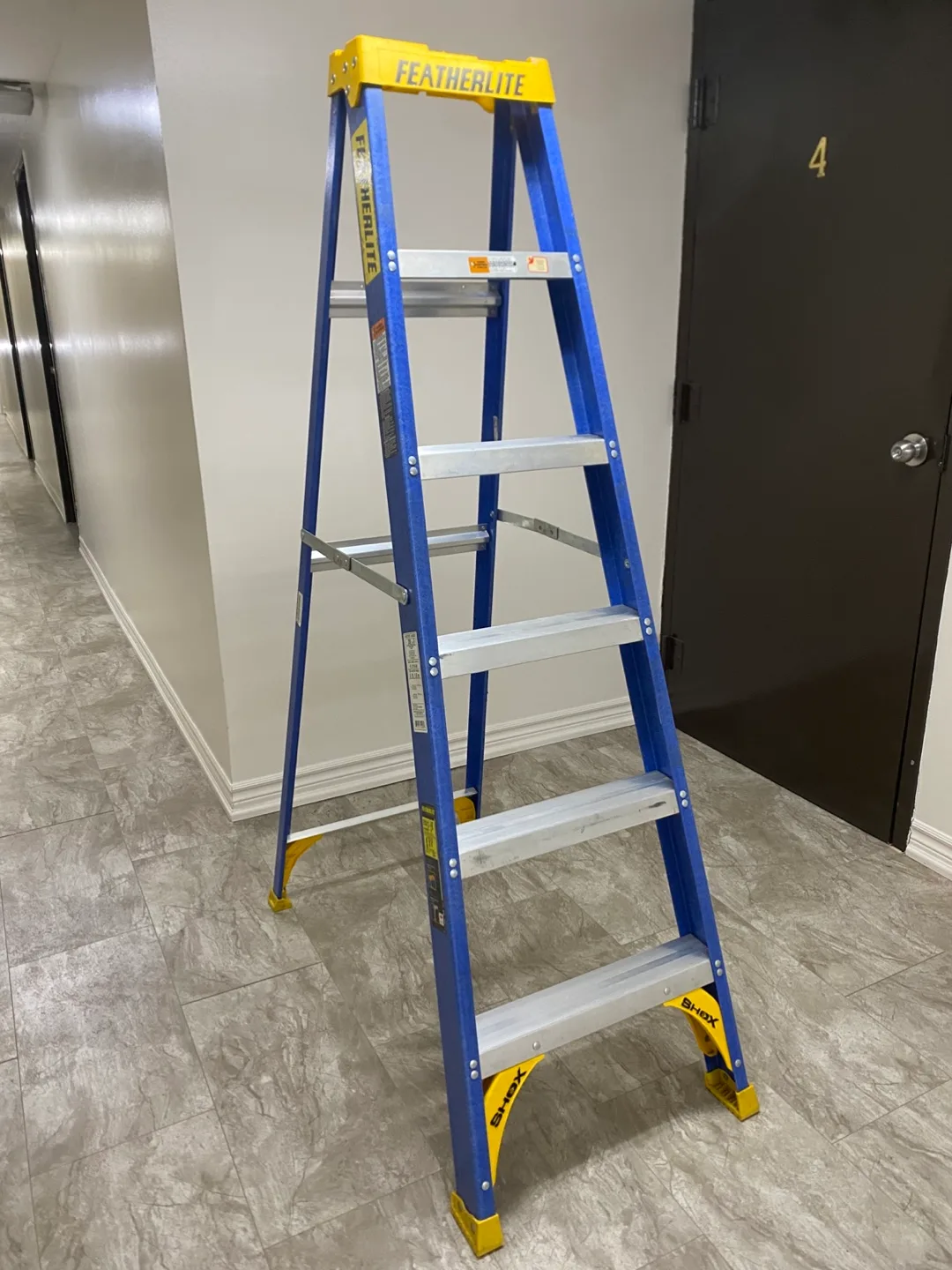 Combo-Featherlite 6ft Fiberglass Step Ladder, 250 lb Load thumbnail