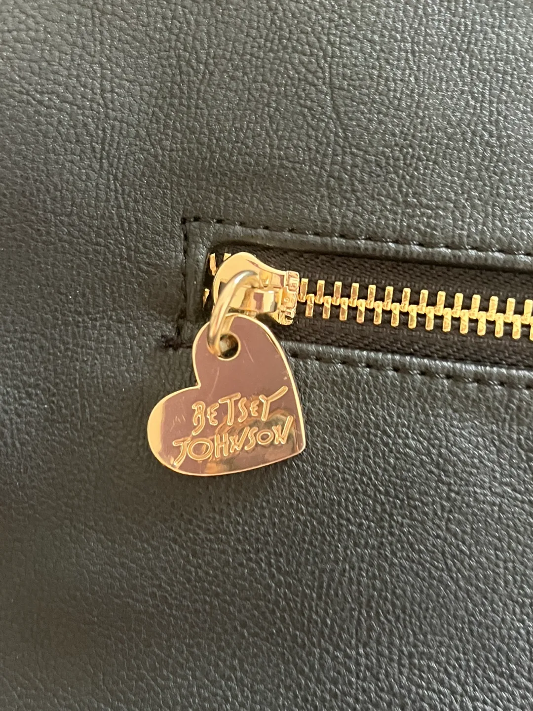 🏒 Betsey Johnson Sequin Lips Tote Bag image indicator(4)