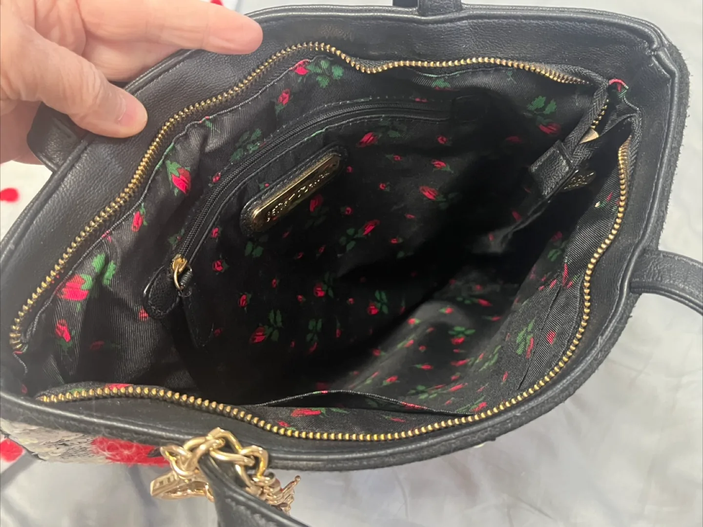 🏒 Betsey Johnson Sequin Lips Tote Bag image indicator(5)