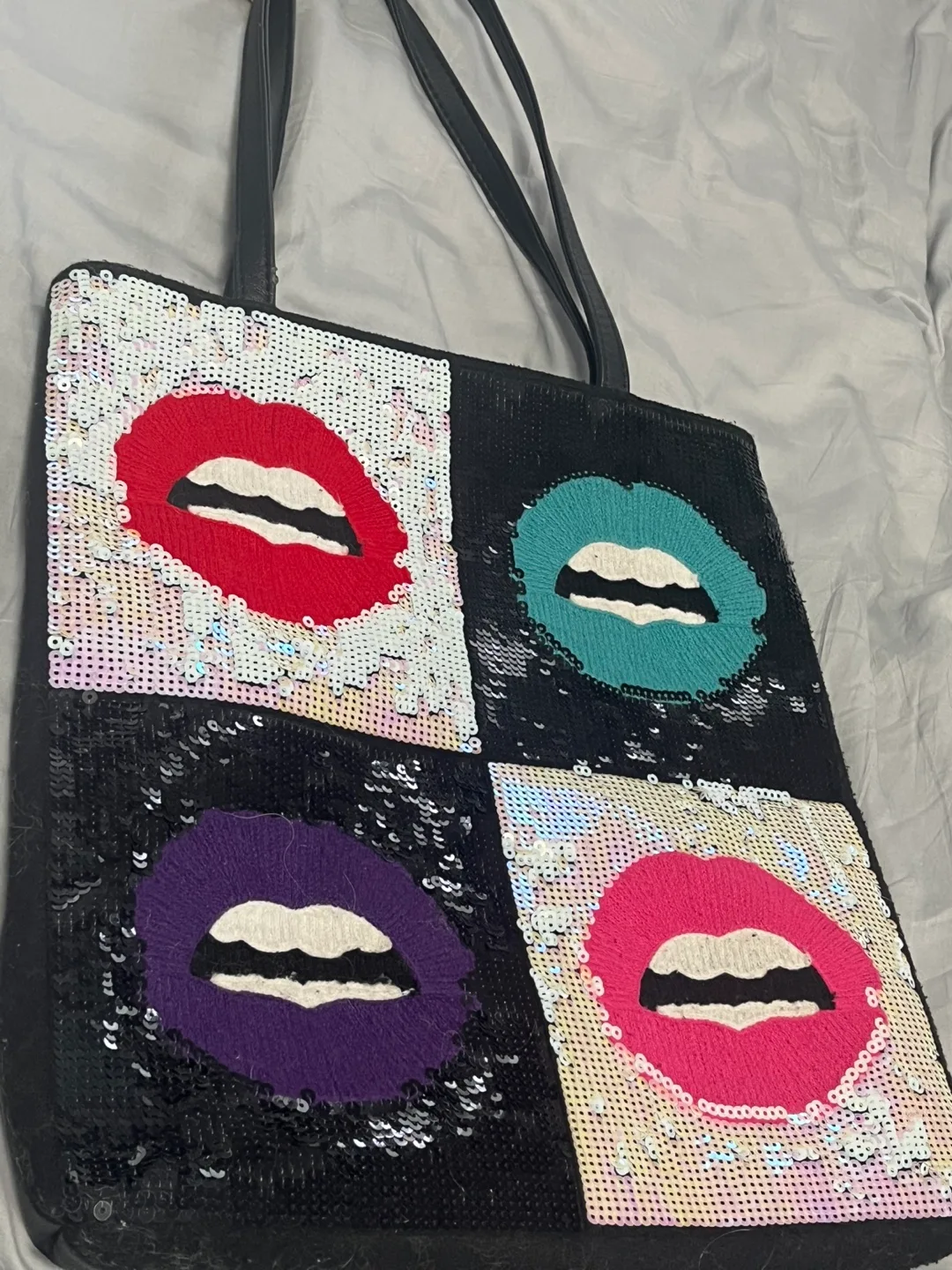 🏒 Betsey Johnson Sequin Lips Tote Bag image indicator(9)