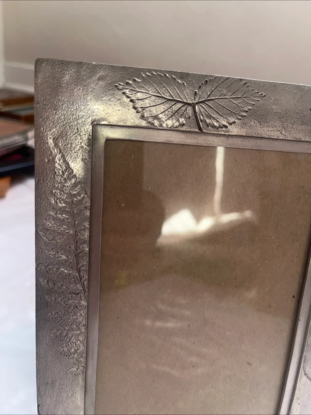 Metal Photo Frame with Leaf Design 4x6 image indicator(3)