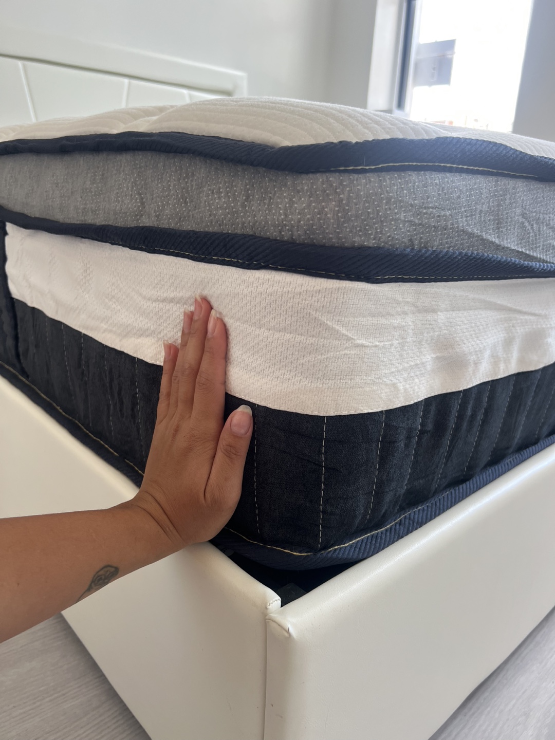 Queen Size Bed Frame with Mattress - 1 month old - photo 4