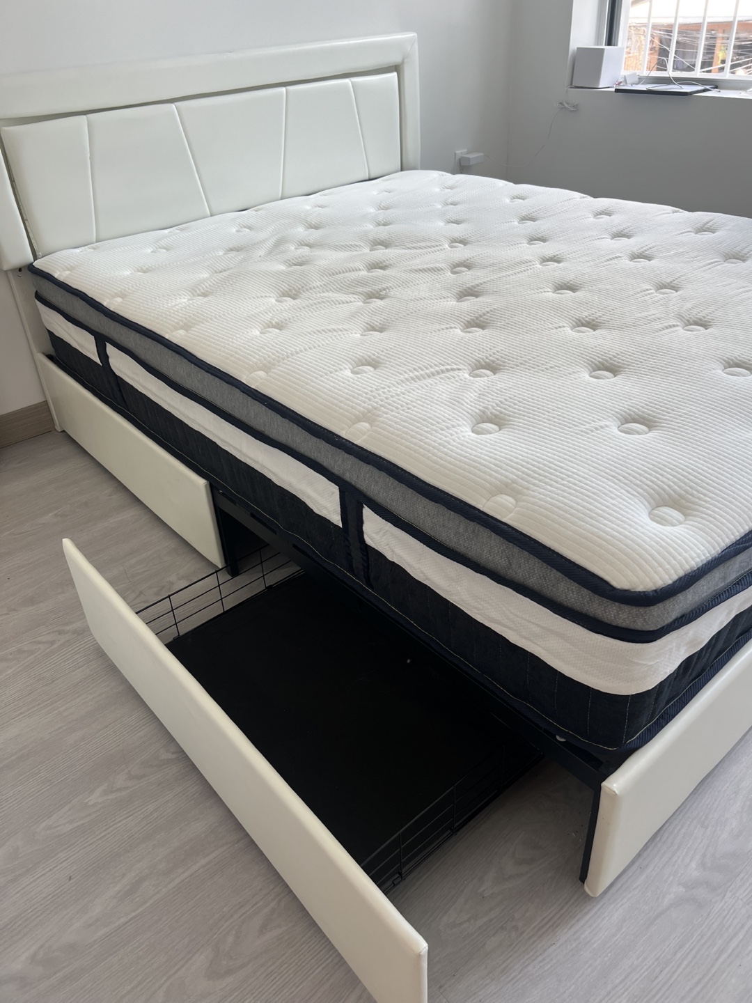 Queen Size Bed Frame with Mattress - 1 month old - photo 3
