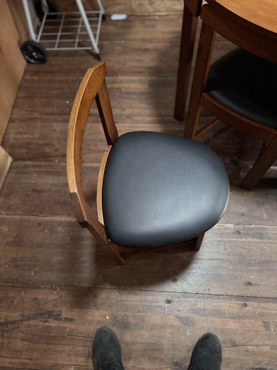 Round kitchen Table and Four Chairs Set - photo 4