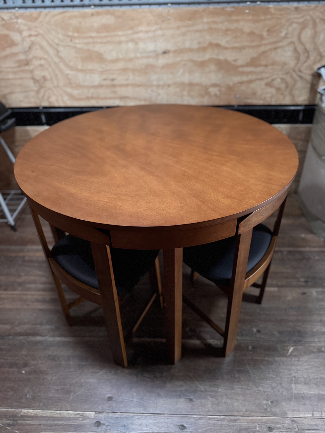 Round kitchen Table and Four Chairs Set - photo 2