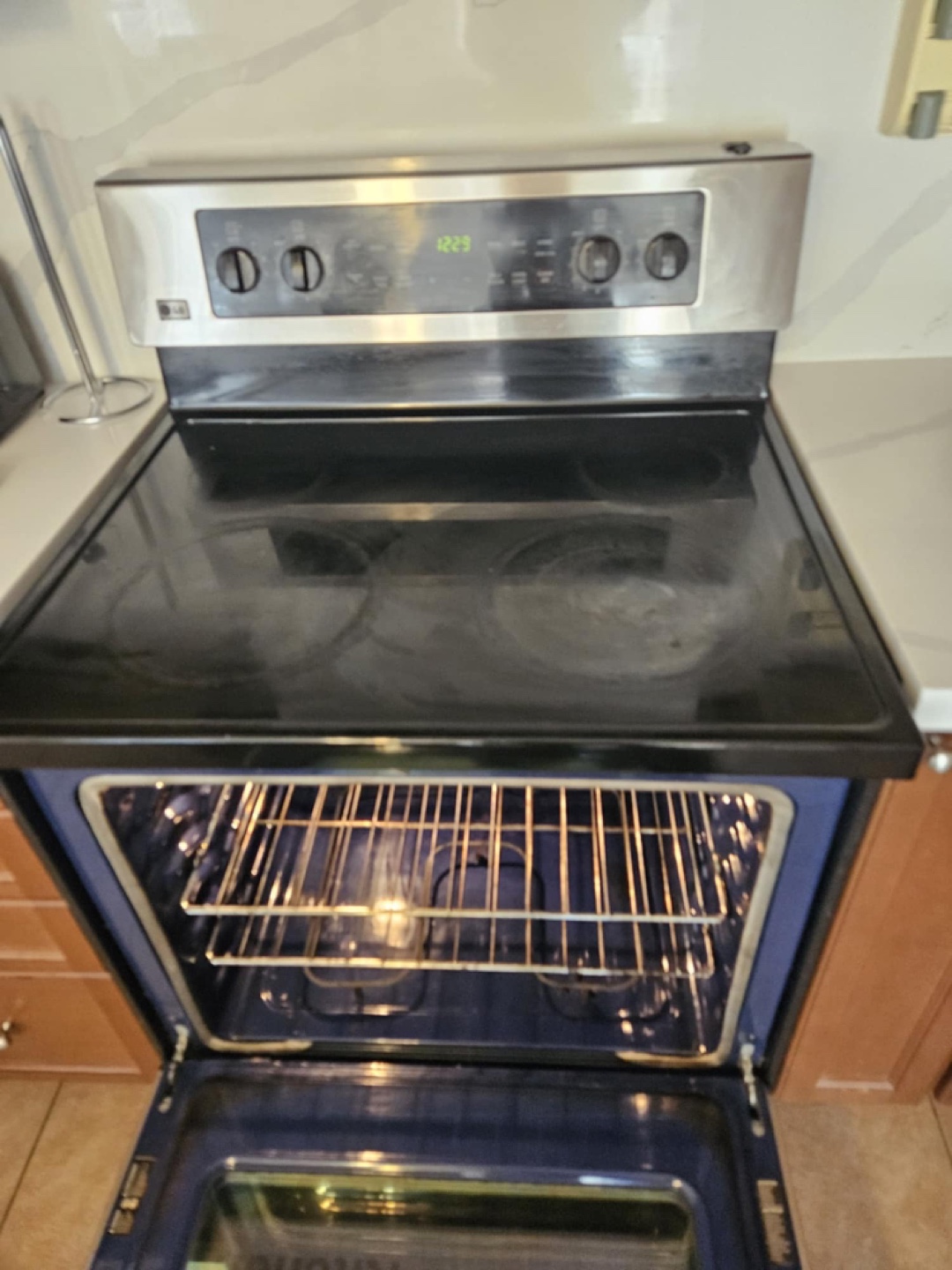 LG Electric Range - photo 3
