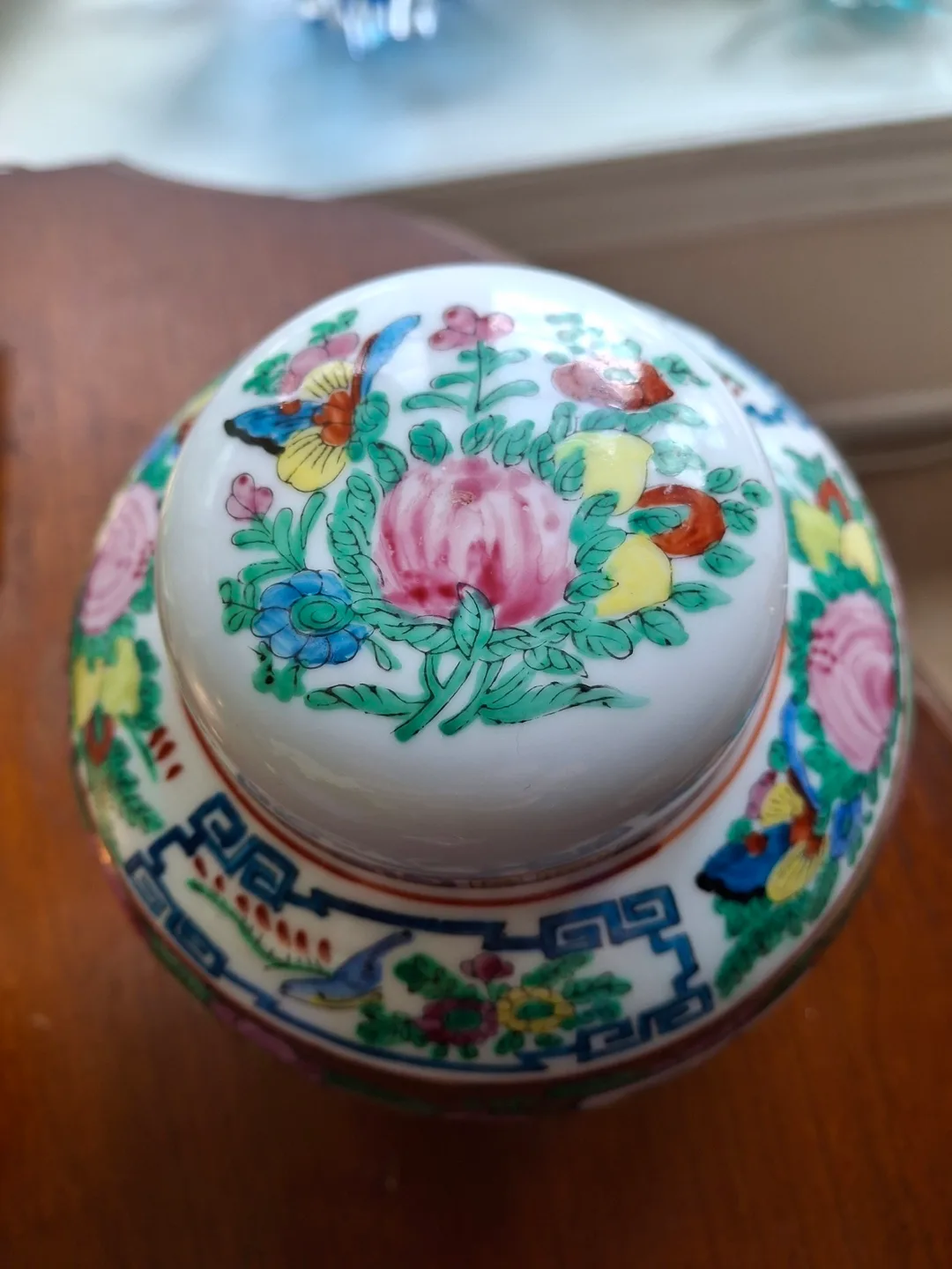 Beautiful lidded ginger jar image indicator(3)